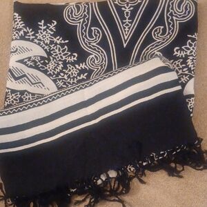 DX Dana Xu Elegant Black and White Scarf